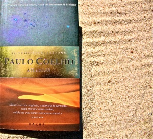 Paulo Coelhon romaanimuotoinen itseapuopas "Alkemisti"